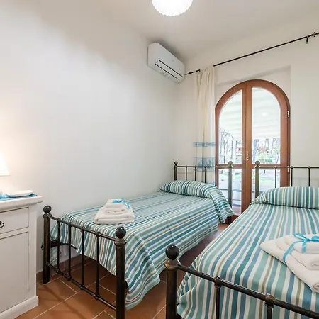 Immersa Nel A 150mt Dal Mare Adiacente Al Village