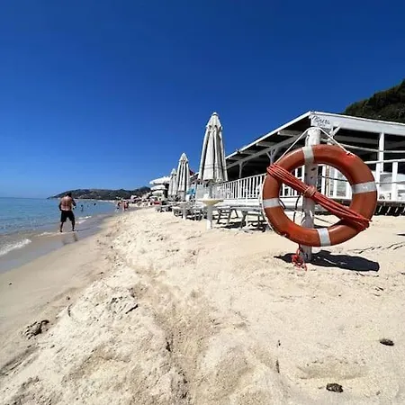 Immersa Nel A 150mt Dal Mare Adiacente Al Village Tatil Evi *